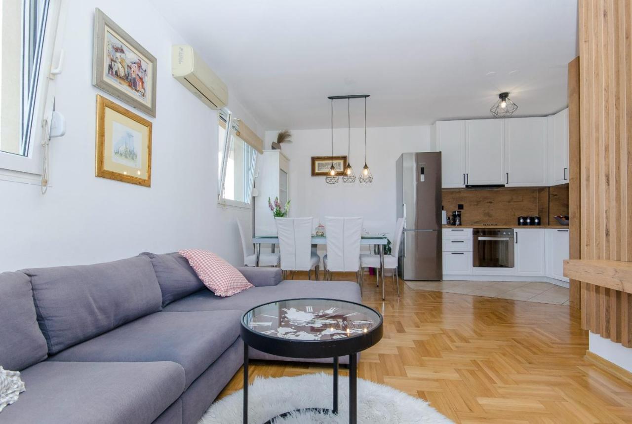 Appartement Three Bedroom Apartment With Sea View And Secure Private Garage
